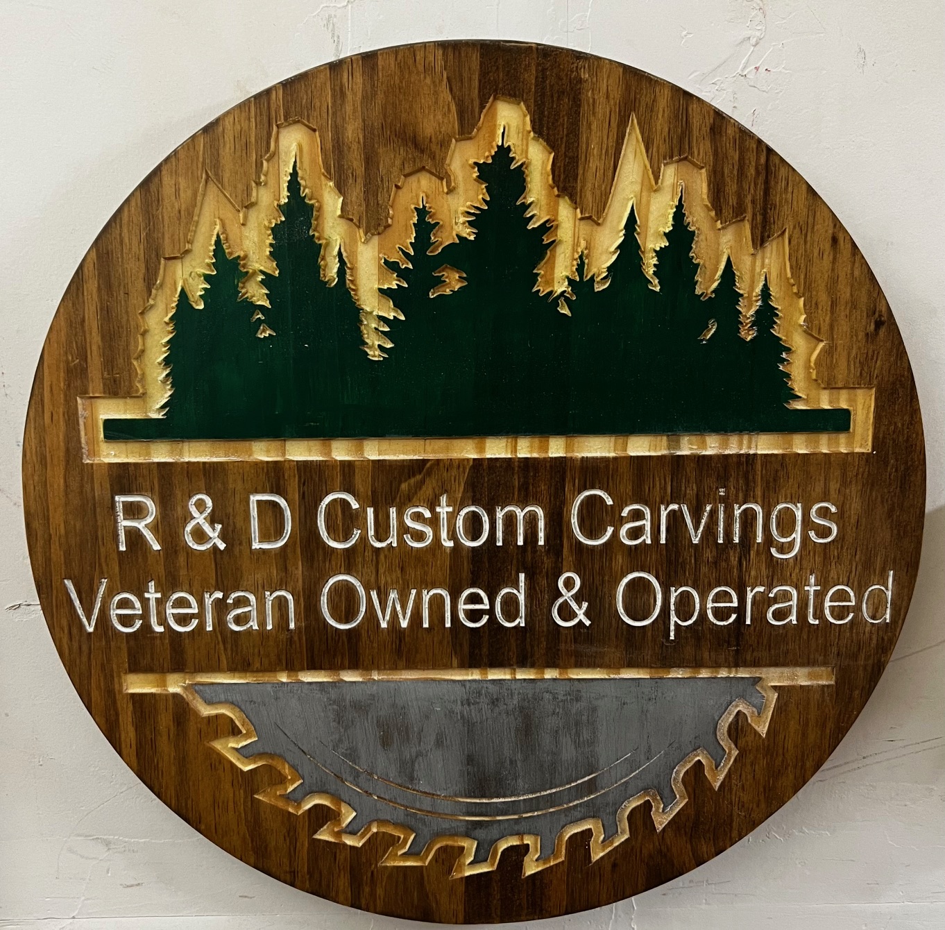 R & D CUSTOM CARVINGS Logo